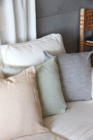 LE COUSSIN À RAYURES