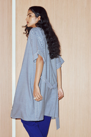 Robe chemise mi-longue à rayures bleues et blanches. Ceinture incluse. Fait à Montréal.