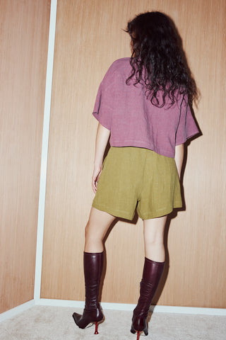 Le short en lin par excellence. Court, fluide, taille élastique. Un essentiel cet été. Couleur olive. Fait à Montréal.