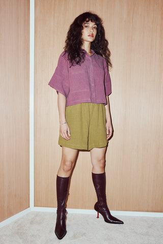 Le short en lin par excellence. Court, fluide, taille élastique. Un essentiel cet été. Couleur olive. Fait à Montréal.