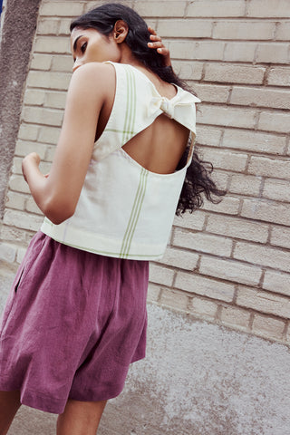 Le short en lin par excellence. Court, fluide, taille élastique. Un essentiel cet été. Couleur prune. Fait à Montréal.