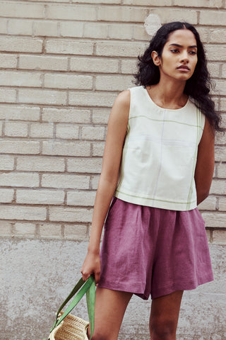 Le short en lin par excellence. Court, fluide, taille élastique. Un essentiel cet été. Couleur prune. Fait à Montréal.