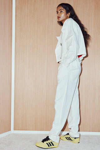 Veste style perfect 100% coton. Légère pour le printemps qui s'en vient. Couleur blanc. Fait à Montréal.