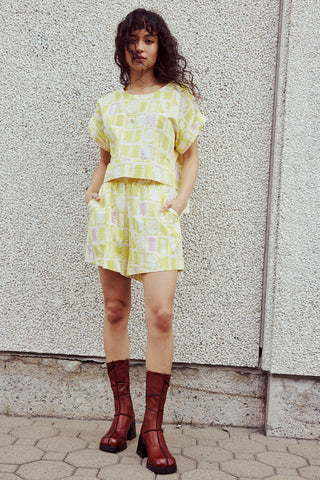 Short court et fluide à la taille élastique. Imprimé formes géométriques jaune crème et touch de lilas réalisé par l'artiste montréalaise Alice Picard. Fait à Montréal.