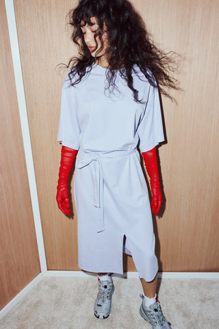 Robe longue 100% coton. Manches 3/4. Légèrement oversized. Fente à l'avant pour marcher en toute sécurité. Couleur lilas. Fait à Montréal.