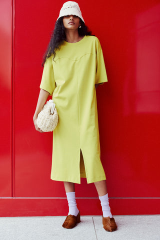 Robe longue 100% coton. Manches 3/4. Légèrement oversized. Fente à l'avant pour marcher en toute sécurité. Couleur pistache. Fait à Montréal.