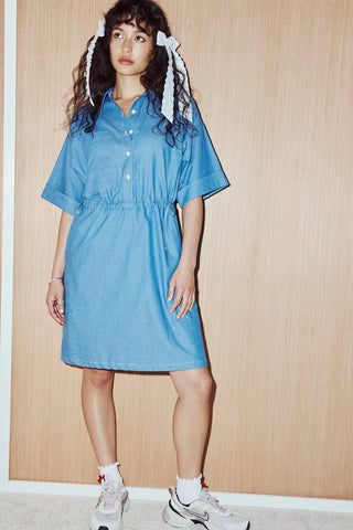 Robe mi-longue ceinturé à la taille en light denim 100% coton. Fait à Montréal.