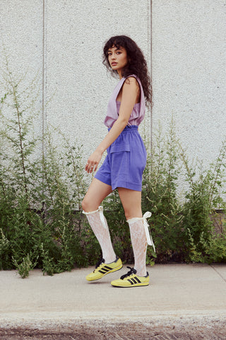 Haut court 100% coton. Élastique en dessous du bras pour un style unique Découpe è l'avant lui donnant un aspect boxy. Couleur pensée. Fait à Montréal.