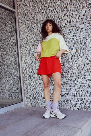 Short taille haute et élastique. 100% coton. Couleur vermillon. Fait à Montréal.