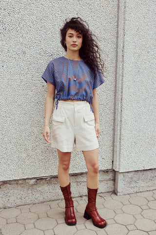 Short taille haute et élastique. 100% coton. Couleur white sand. Fait à Montréal.
