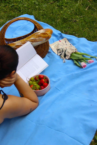 THE PLAIN TABLECLOTH