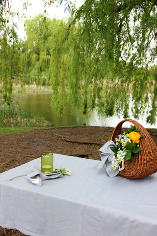 THE PLAIN TABLECLOTH